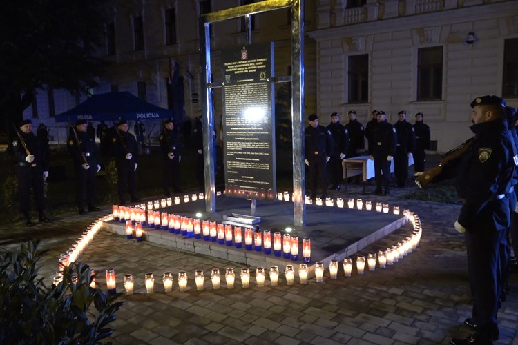 Slika /PU_VS/In memoriam 97 policajaca/1310.2020/Vukovar naslovna_14.10.2020._114444.jpg